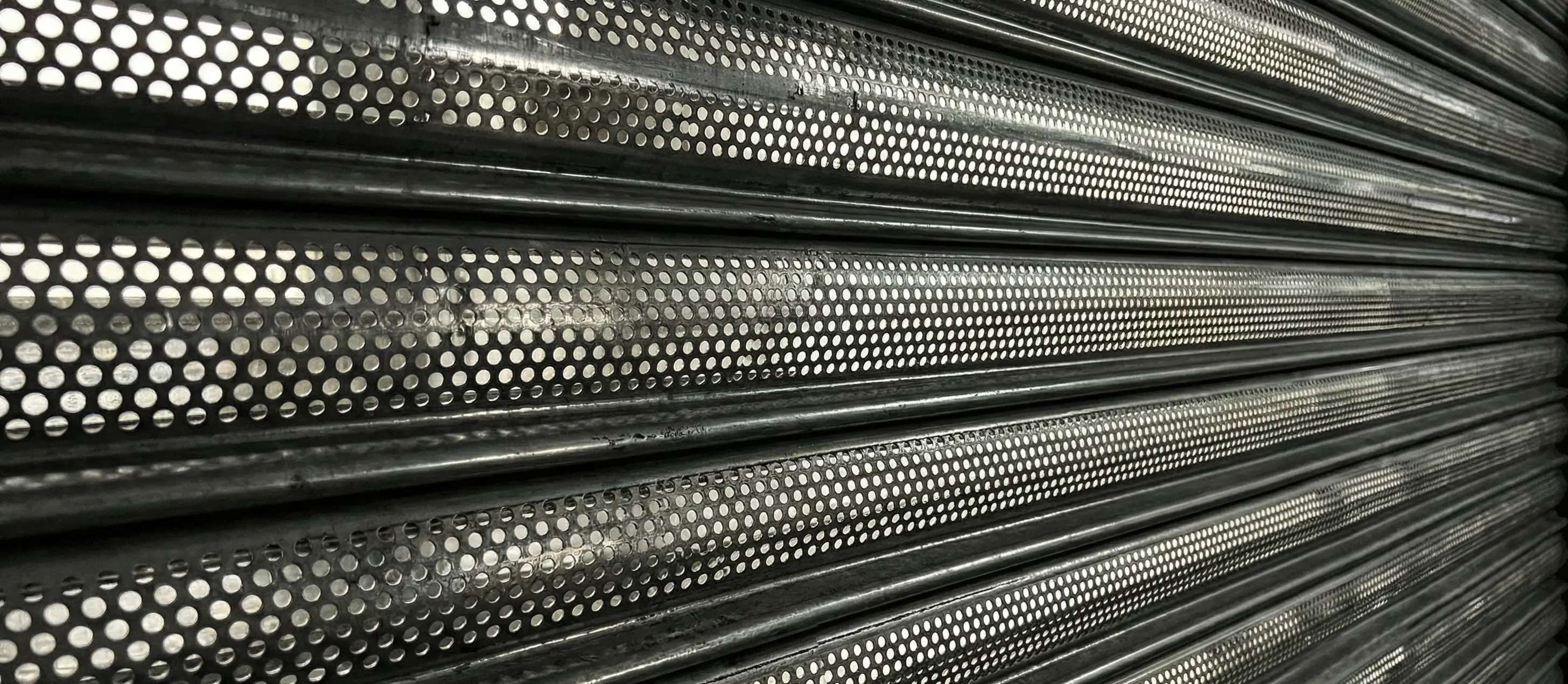 Cortina metálica microperforada